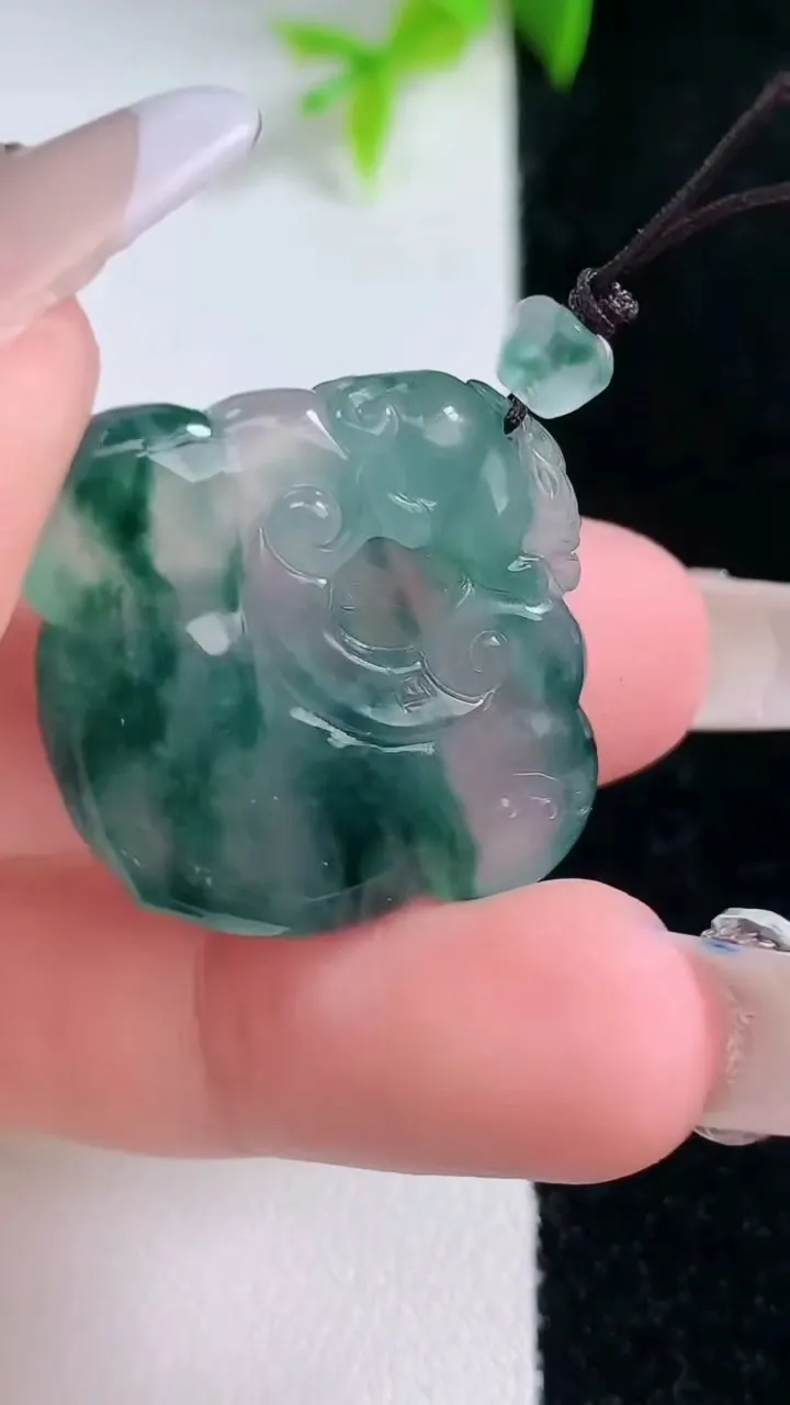 天然A货翡翠冰种飘花如意头吊坠，尺寸26.5-29-6，重量:8.74g
1月30日