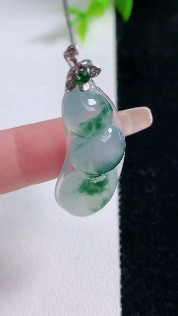 天然A货翡翠种飘花福豆吊坠，尺寸35.3-13.3-6.4，重量:6.34g
1月30日