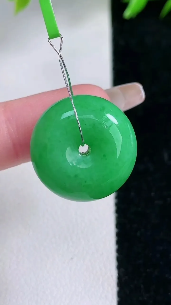 天然A货翡翠路路通吊坠，尺寸28-11.4，重量:10.27g
1月30日