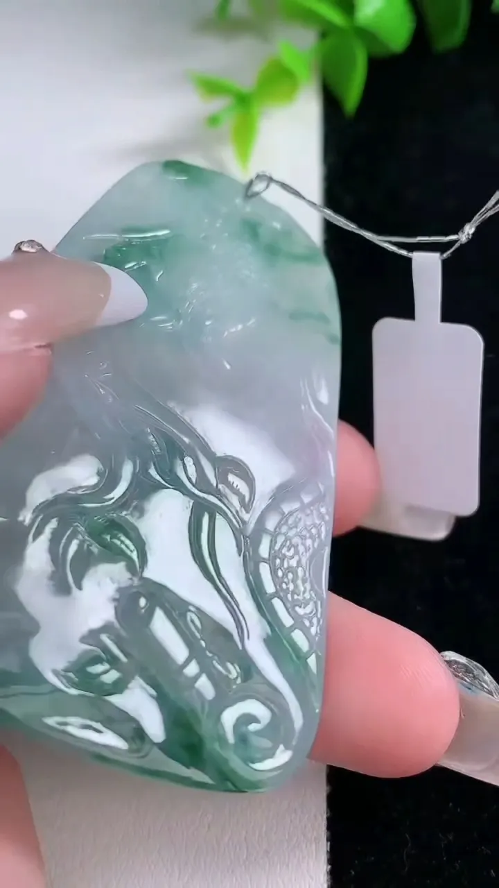 天然A货翡翠冰种飘花祥龙大势至菩萨吊坠，尺寸65.2-42.5-5.5，重量:32.13g
1月30日