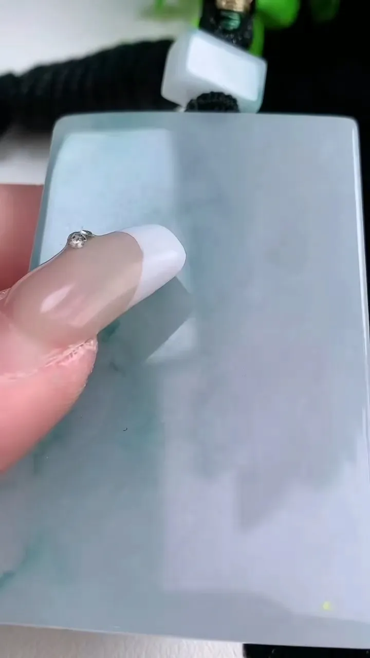 天然A货翡翠飘花无事牌吊坠，尺寸61.3-40.7-6.3，重量:57.86g
1月30日