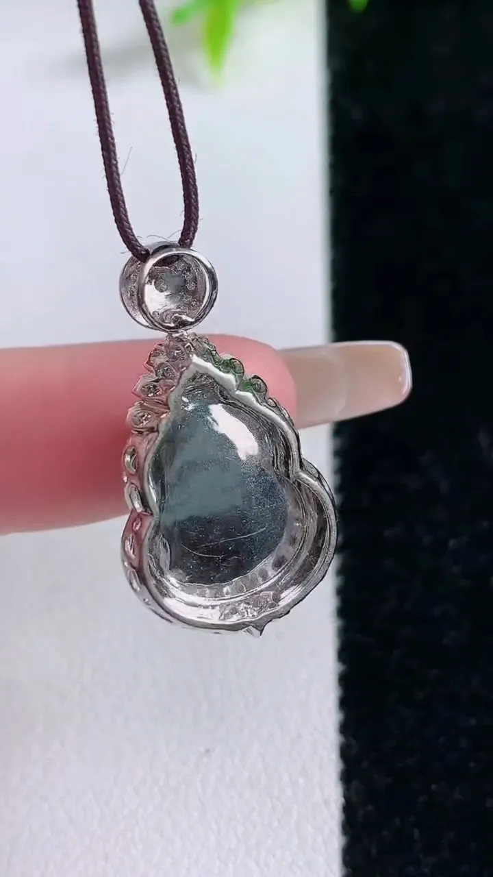 天然A货翡翠葫芦吊坠，尺寸26-14.2-7.7，裸石14.8-11重量:3.46g
1月30日