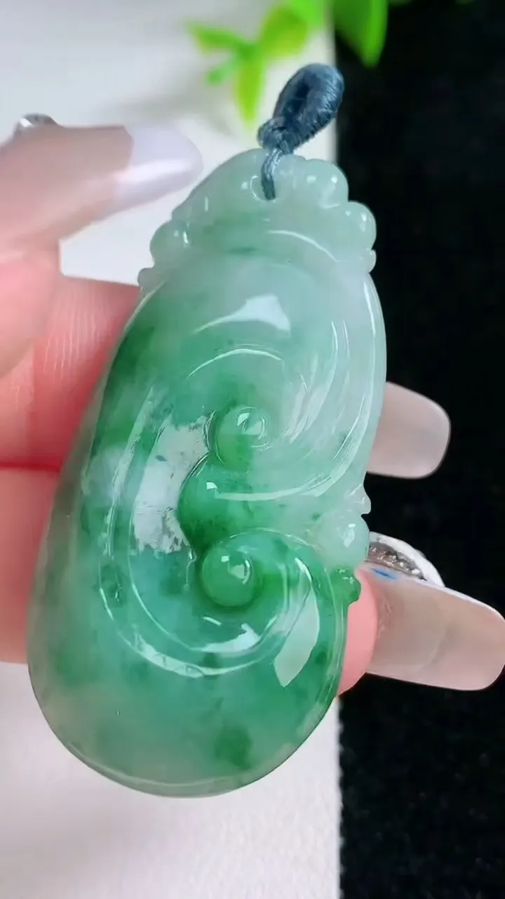 天然A货翡翠如意吊坠，尺寸46.7-23.4-6.5，重量:12.89g
1月30日