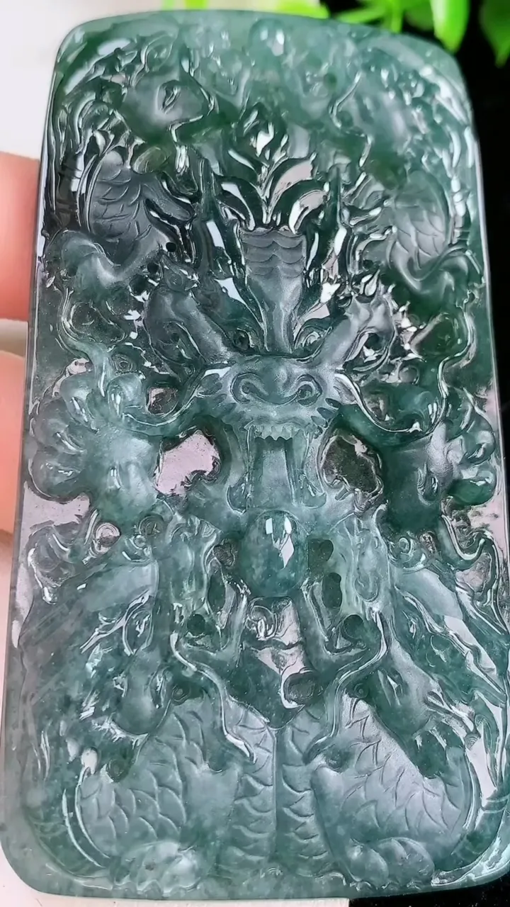 天然A货翡翠龙牌吊坠，尺寸85-45-7，重:73.65g
1月31日