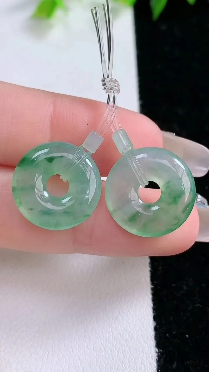 天然A货翡翠冰种飘花平安环吊坠一对，尺寸16.2-3.8，重量:4.25g
1月31日