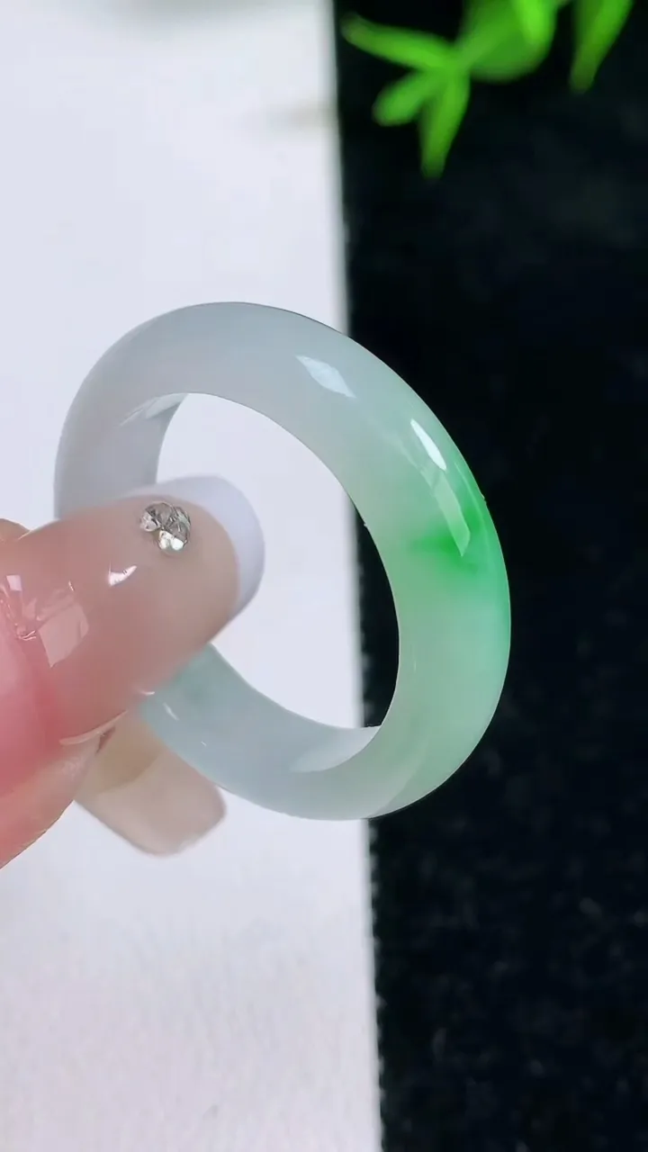 天然A货翡翠指环戒指，尺寸20.4-5.2-3，重量:4.62g2026年1月31日
工厂直销收藏佳品,种好水足，色泽均匀，有种有色，上手高大气！