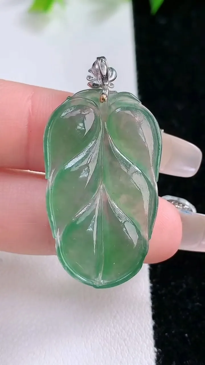 天然A货翡翠金枝玉叶 叶子吊坠，尺寸33.5-20.2-2.8，重量:4.837g
1月31日