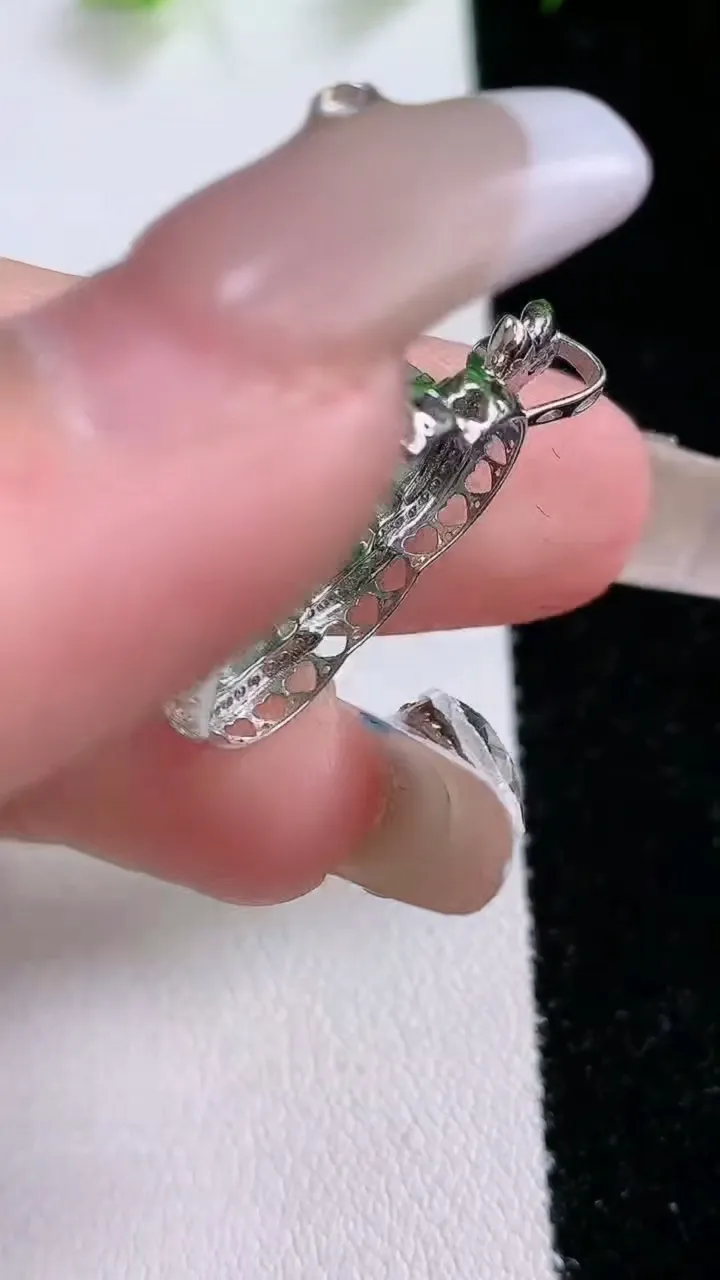 天然A货翡翠佛公吊坠，尺寸26.8-20-7.2，17.4-17重量:2.95g
1月31日