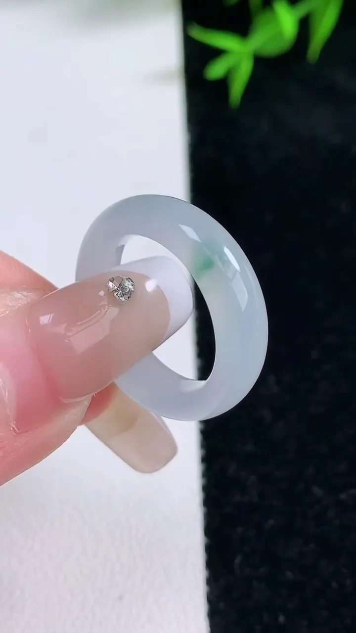 天然A货翡翠冰种飘花指环戒指，尺寸16.2-5-3，重量:3.40g2026年1月31日
工厂直销收藏佳品,种好水足，色泽均匀，有种有色，上手高大气！