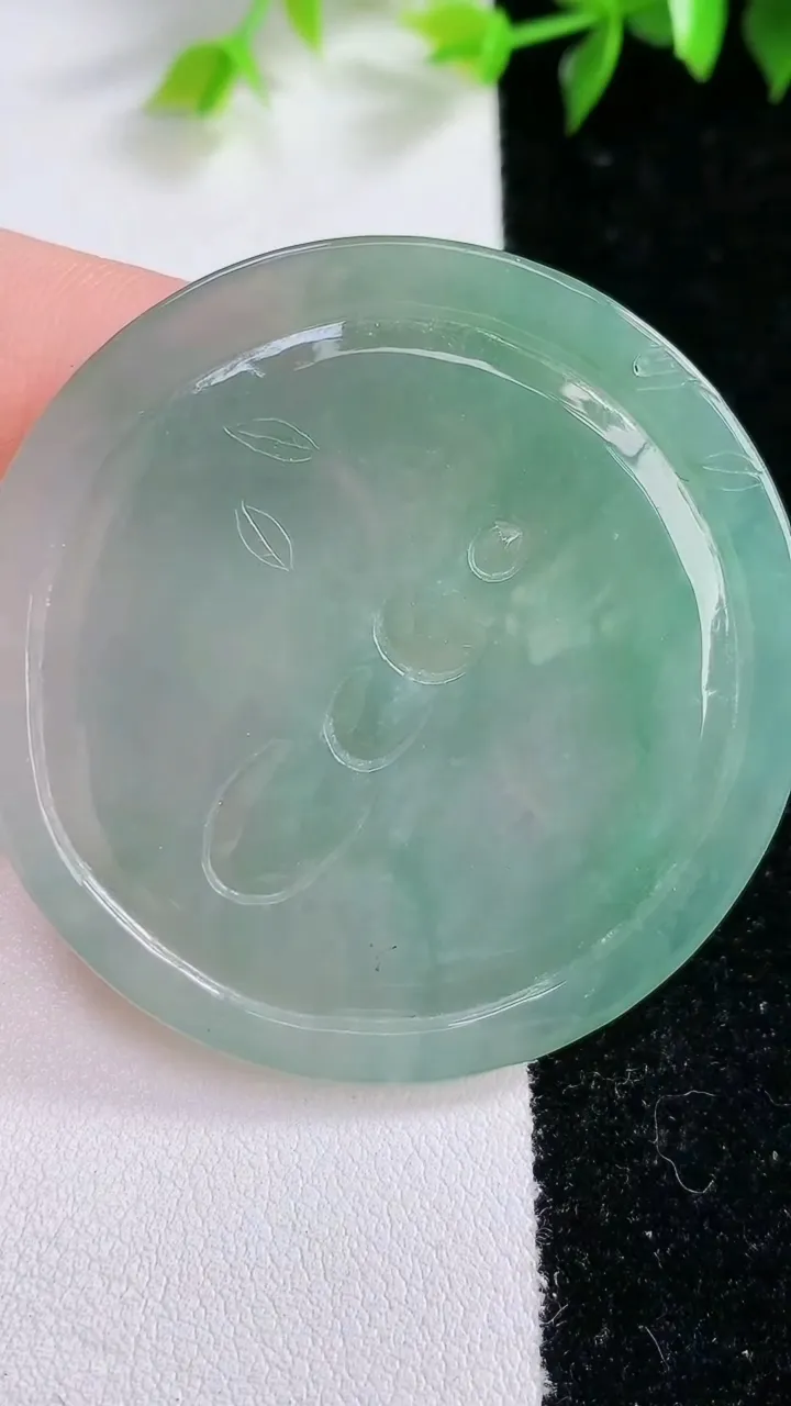 天然A货翡翠观音菩萨吊坠，尺寸51-4.9，重:25.59g
1月31日