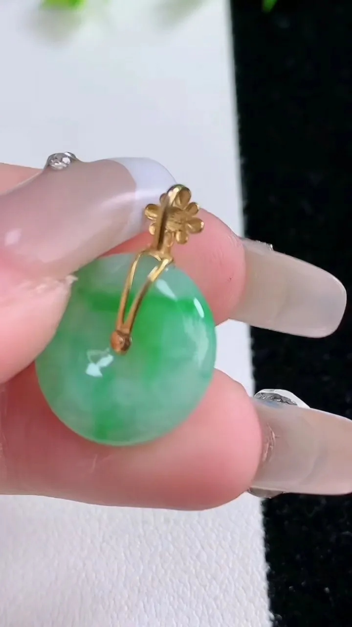 天然A货翡翠平安扣吊坠，尺寸16.6-4.4，重量:3.30g
1月31日