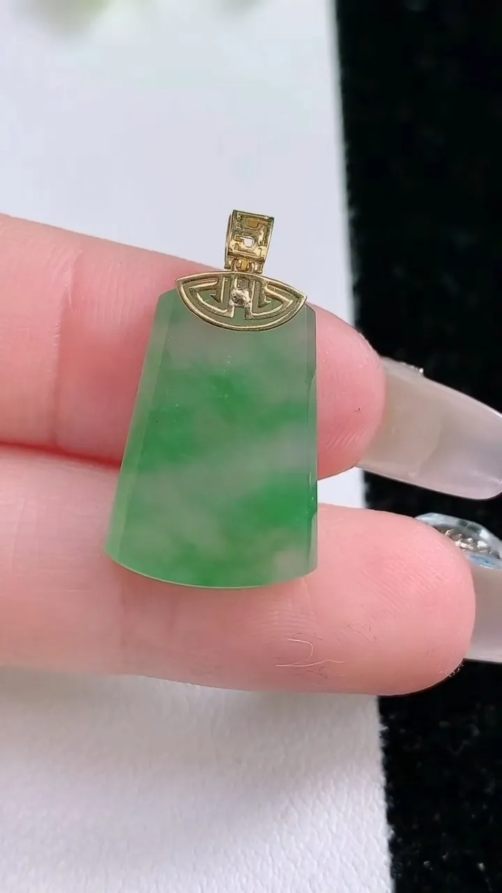 天然A货翡翠无事牌吊坠，尺寸20.6-14-2.5，重量:2.27g
1月31日