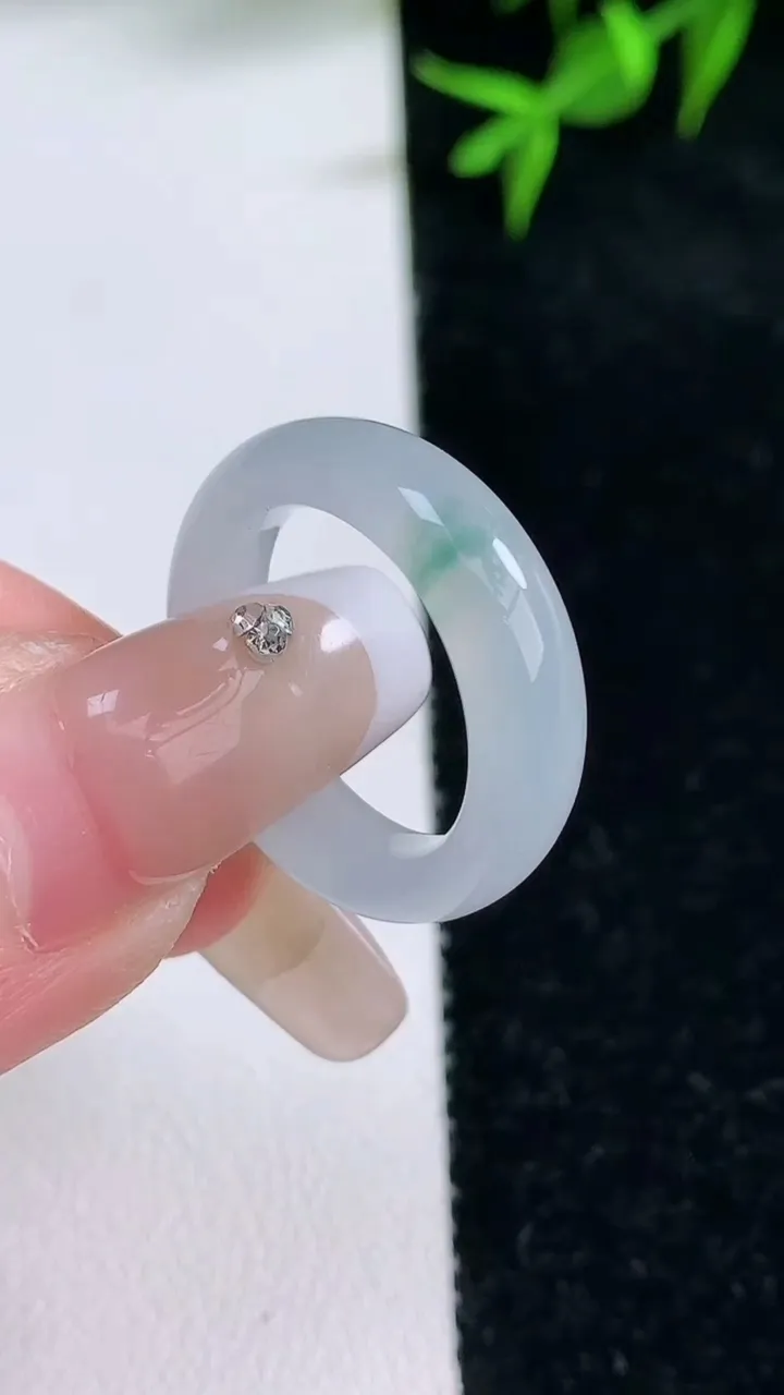 天然A货翡翠冰种飘花指环戒指，尺寸16.2-5-3，重量:3.40g2026年1月31日
工厂直销收