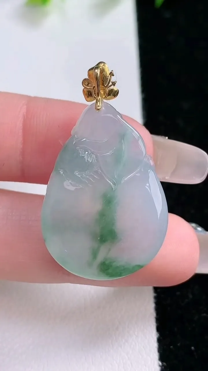 天然A货翡翠种飘花寿桃吊坠，尺寸26.6-20.6-5.6，重量:6.45g
1月31日