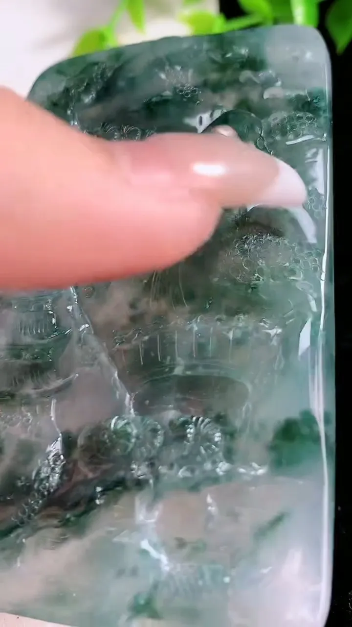 天然A货翡翠飘花山水牌吊坠，尺寸 77.8-49-7，重: 71.03g
1月31日