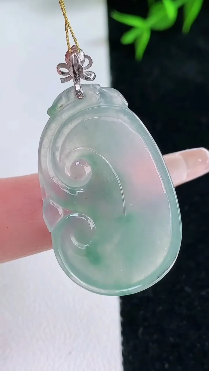 天然A货翡翠种飘花如意吊坠，尺寸32.2-20.7-4，重量:5.81g
1月31日