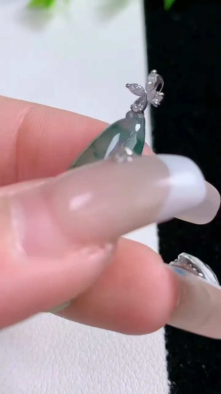 天然A货翡翠种飘花福瓜吊坠，尺寸30-11.7-6，重量:4.34g
1月31日