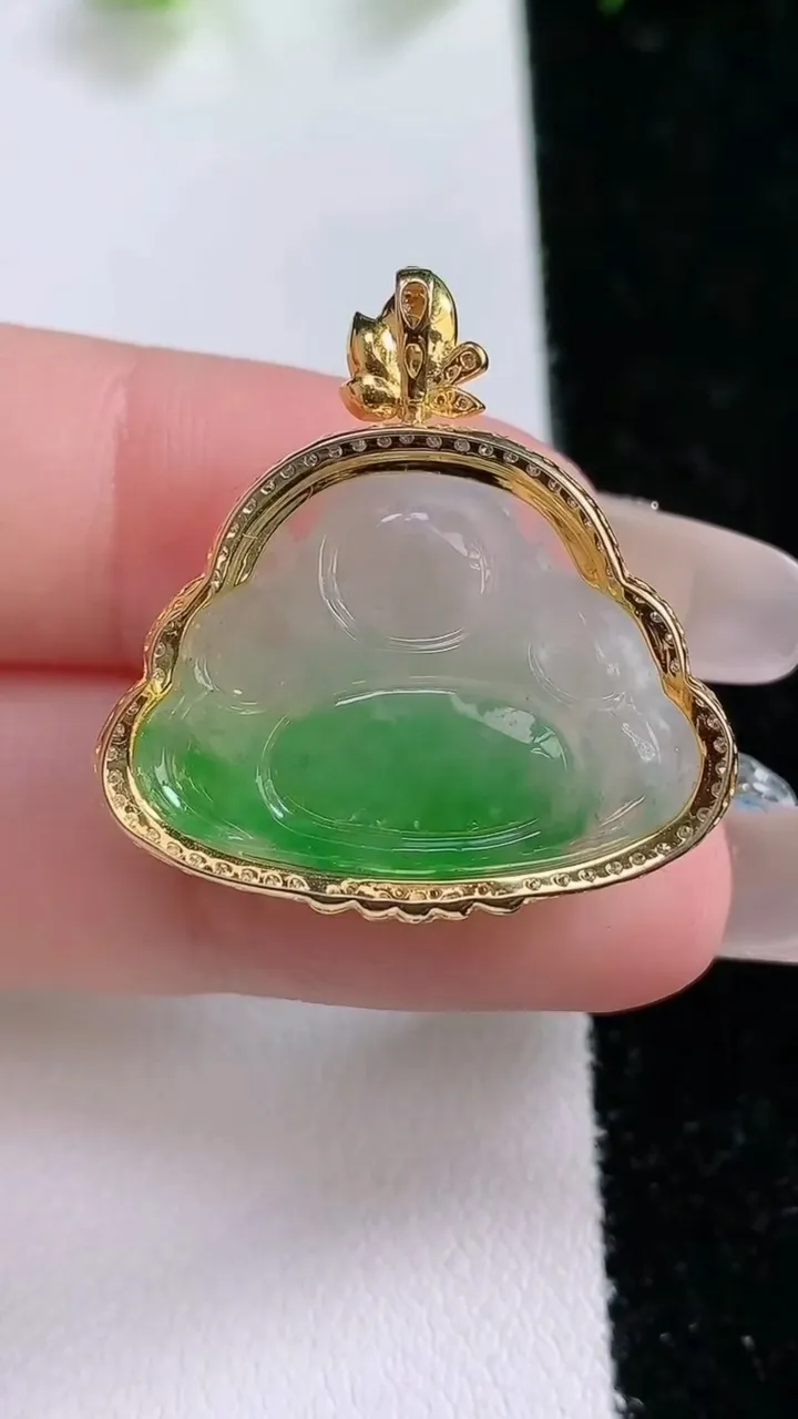 天然A货翡翠佛公吊坠，尺寸27-26.3-8.2，裸石17.2-24重量:4.74g
1月31日