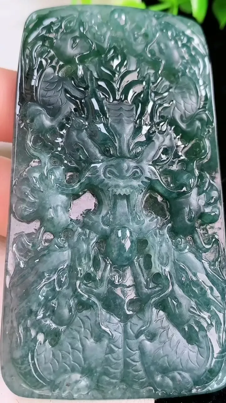 天然A货翡翠龙牌吊坠，尺寸85-45-7，重:73.65g
1月31日