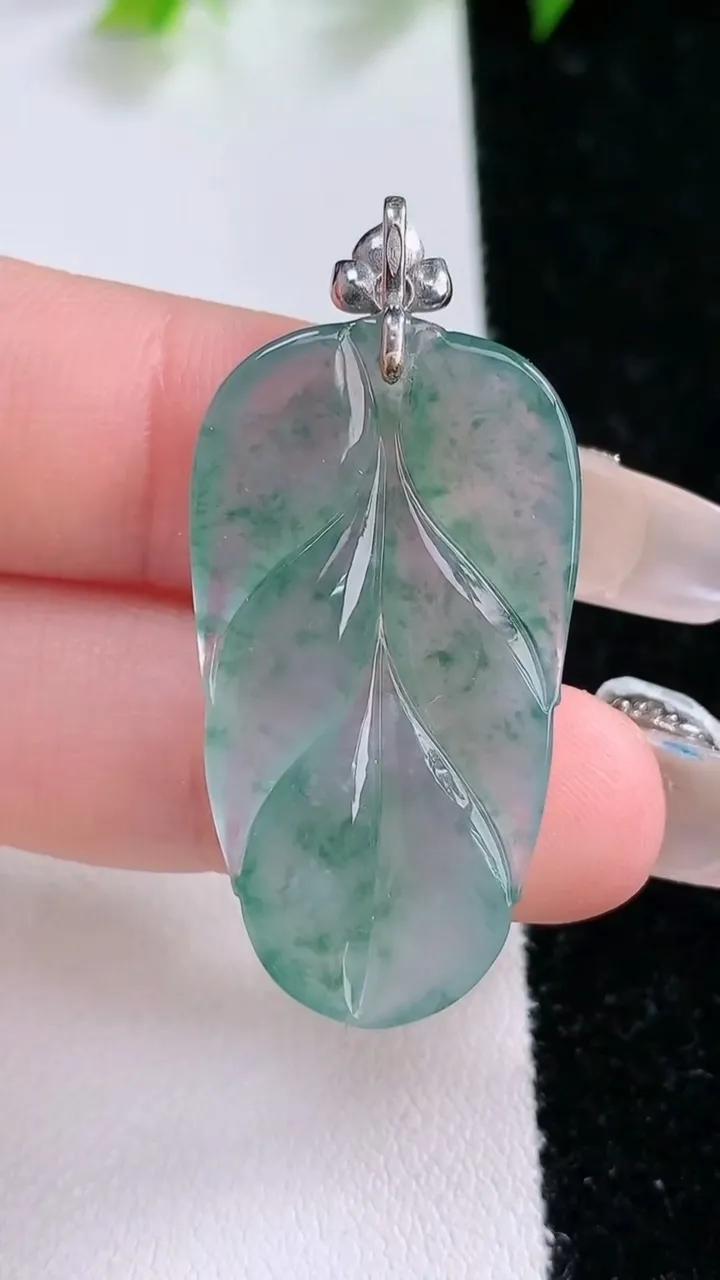 天然A货翡翠种飘花金枝玉叶 叶子吊坠，尺寸34-19-3.8，重量:5.30g
1月31日