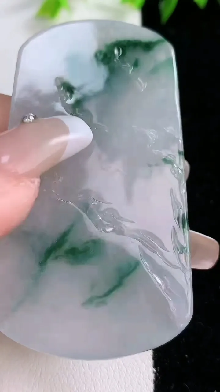 天然A货翡翠牌吊坠，尺寸63-34-6，重:33.85g
1月31日