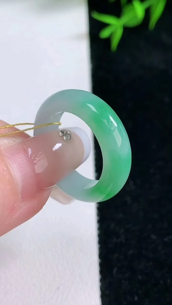 天然A货翡翠指环戒指，尺寸16.8-5.3-3.2，重量:4.17g2026年1月31日
工厂直销收藏佳品,种好水足，色泽均匀，有种有色，上手高大气！