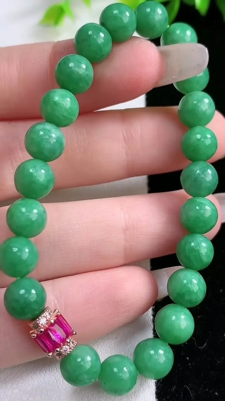 天然A货翡翠圆珠手串，尺寸7.5-22颗，重:16.68g1月31日
工厂直销收藏佳品,种好水足，色泽均匀，有种有色，上手高大气！