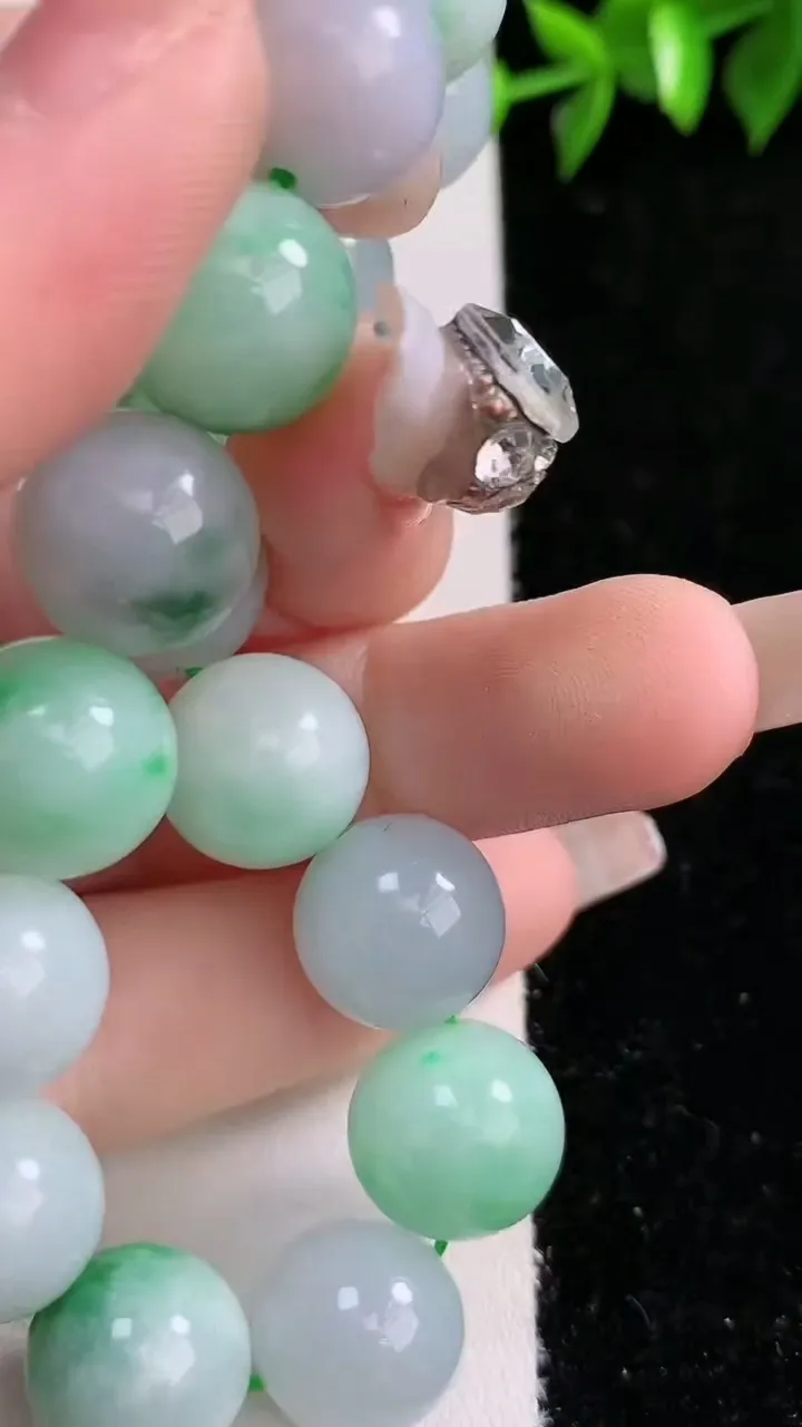 天然A货翡翠圆珠手串，尺寸12.2，重:52.40g1月31日
工厂直销收藏佳品,种好水足，色泽均匀，有种有色，上手高大气！