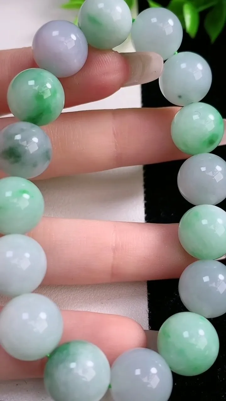 天然A货翡翠圆珠手串，尺寸12.2，重:52.40g1月31日
工厂直销收藏佳品,种好水足，色泽均匀，有种有色，上手高大气！