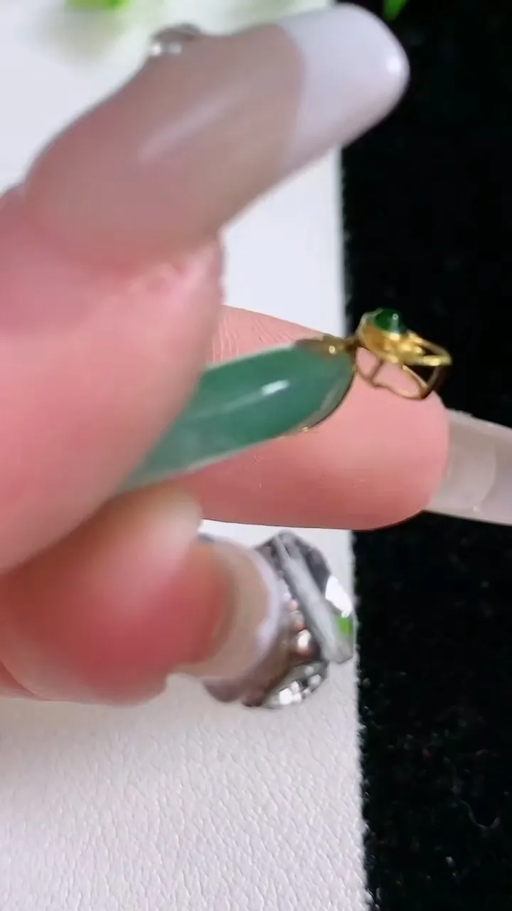 天然A货翡翠平安扣吊坠，尺寸23.3-5.3，重:5.45g
1月31日