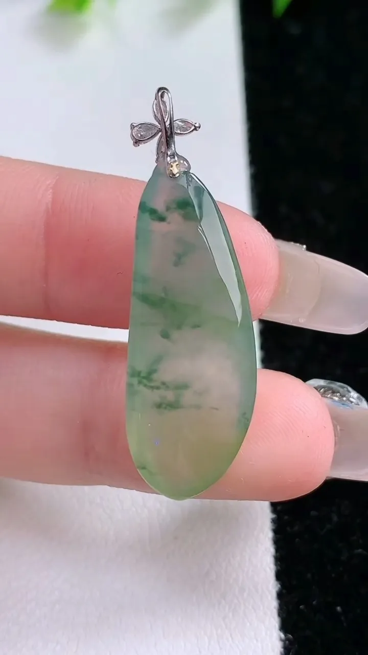 天然A货翡翠种飘花福瓜吊坠，尺寸30-11.7-6，重量:4.34g
1月31日