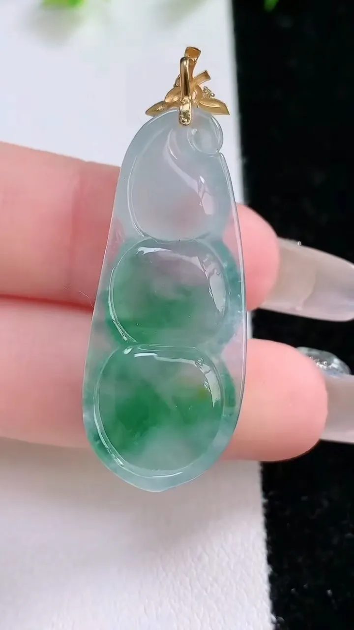 天然A货翡翠种飘花福豆吊坠，尺寸36.5-15.4-5.6，重量:6.23g
1月31日
