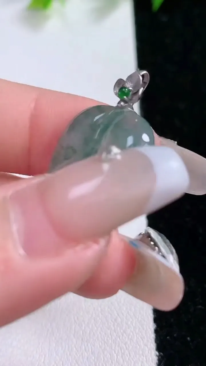 天然A货翡翠种飘花金枝玉叶 叶子吊坠，尺寸34-19-3.8，重量:5.30g
1月31日