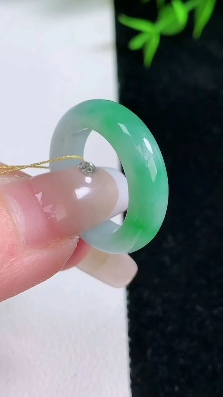 天然A货翡翠指环戒指，尺寸16.8-5.3-3.2，重量:4.17g2026年1月31日
工厂直销收