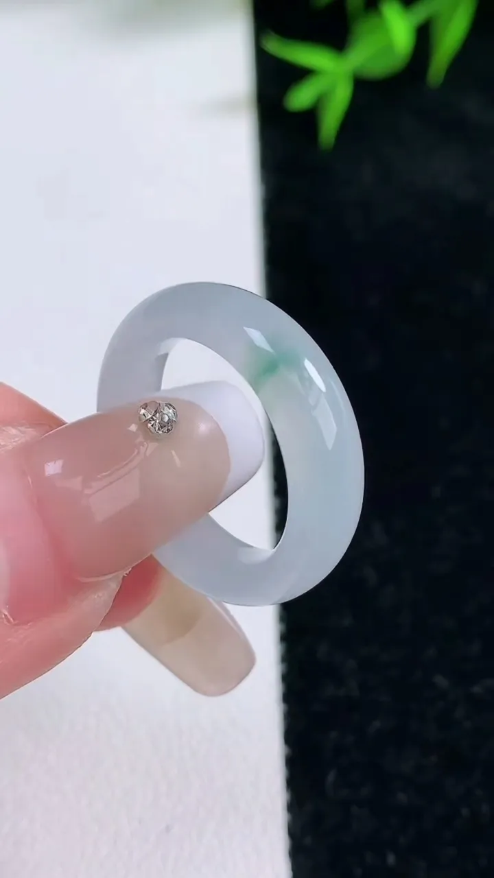 天然A货翡翠冰种飘花指环戒指，尺寸16.2-5-3，重量:3.40g2026年1月31日
工厂直销收藏佳品,种好水足，色泽均匀，有种有色，上手高大气！