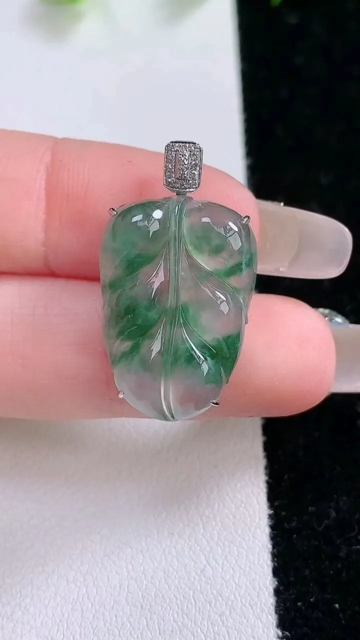 天然A货翡翠种飘花金枝玉叶 叶子吊坠，尺寸22-15.3-5.6，重量:3.65g
1月31日