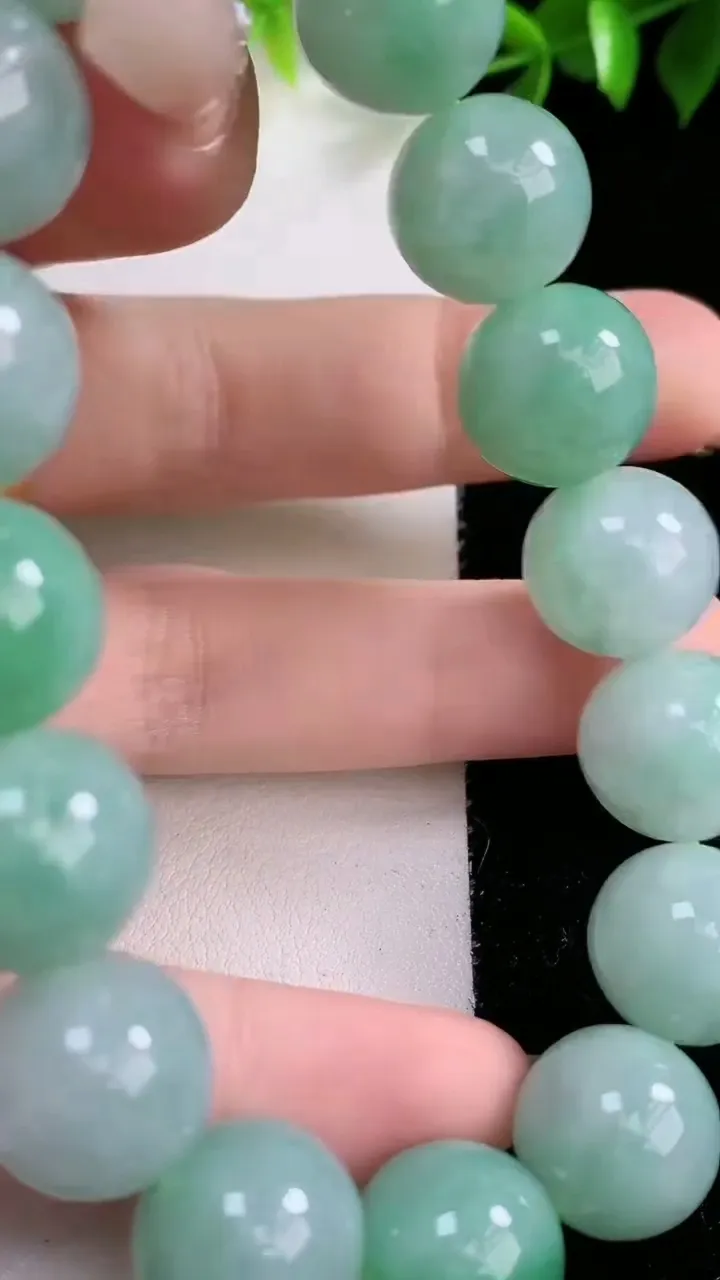 天然A货翡翠圆珠手串，尺寸13.2，重:63.74g1月31日
工厂直销收藏佳品,种好水足，色泽均匀，有种有色，上手高大气！