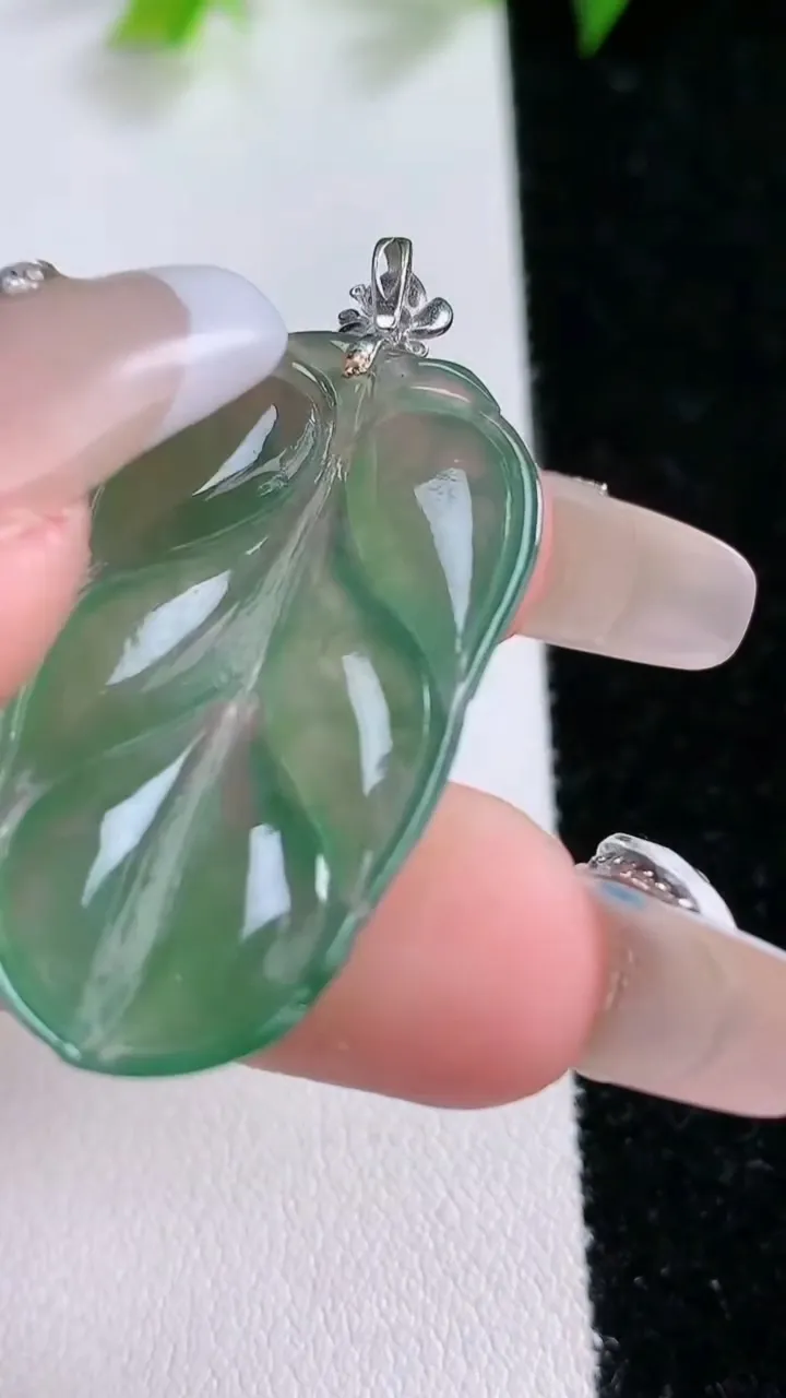 天然A货翡翠金枝玉叶 叶子吊坠，尺寸33.5-20.2-2.8，重量:4.837g
1月31日