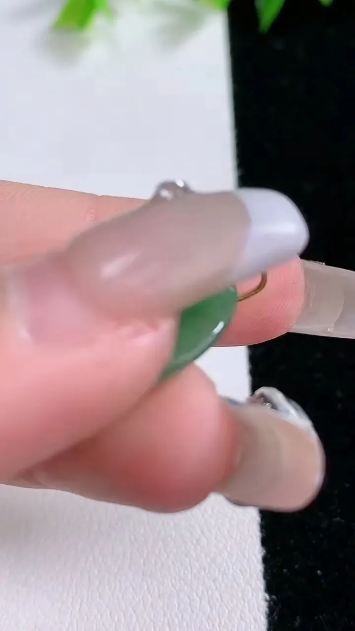 天然A货翡翠平安扣吊坠，尺寸19.5-3.2，重量:2.90g
1月31日