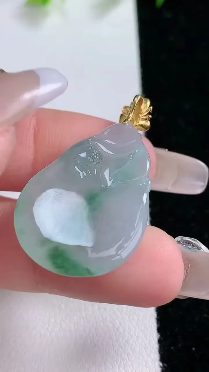 天然A货翡翠种飘花寿桃吊坠，尺寸26.6-20.6-5.6，重量:6.45g
1月31日