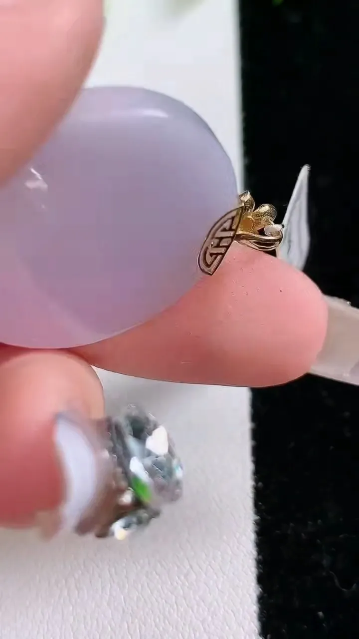 天然A货翡翠18K金紫罗兰无事牌吊坠，尺寸31.7-25.2-3.8，重:6.59g
1月31日