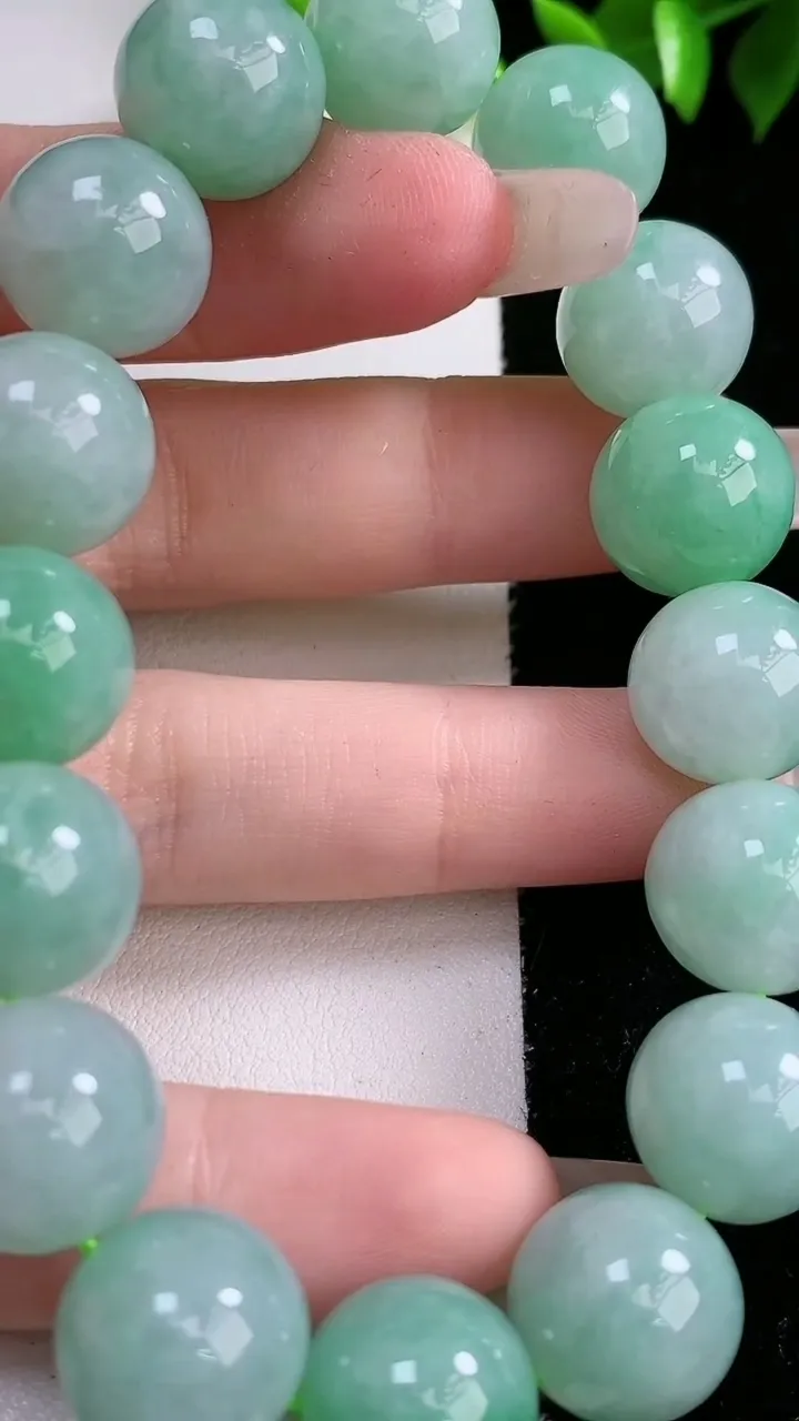 天然A货翡翠圆珠手串，尺寸13.2，重:63.74g1月31日
工厂直销收藏佳品,种好水足，色泽均匀，有种有色，上手高大气！