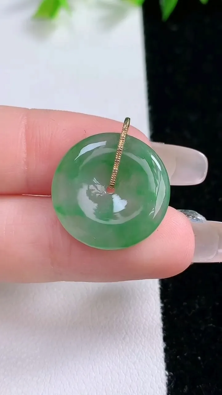 天然A货翡翠平安扣吊坠，尺寸19.5-3.2，重量:2.90g
1月31日