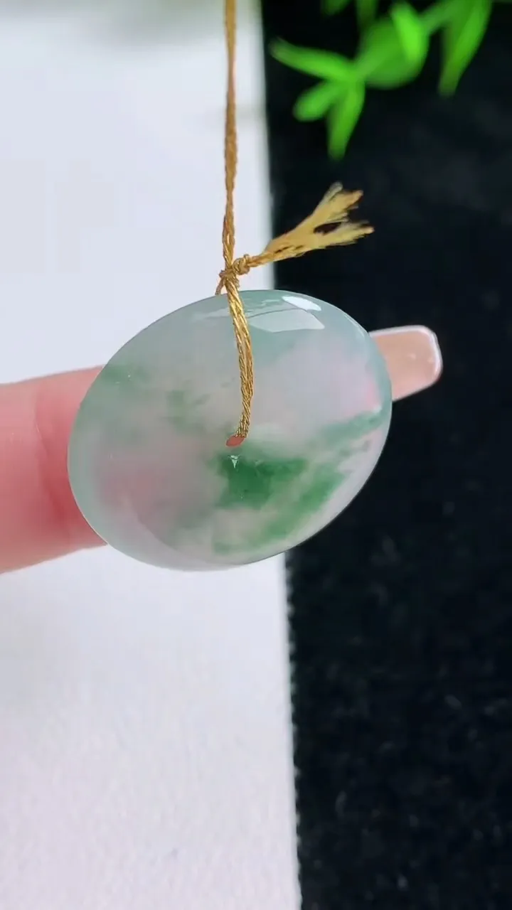 天然A货翡翠冰种飘花平安扣吊坠，尺寸22.7-4.4，重量:5.57g
1月31日