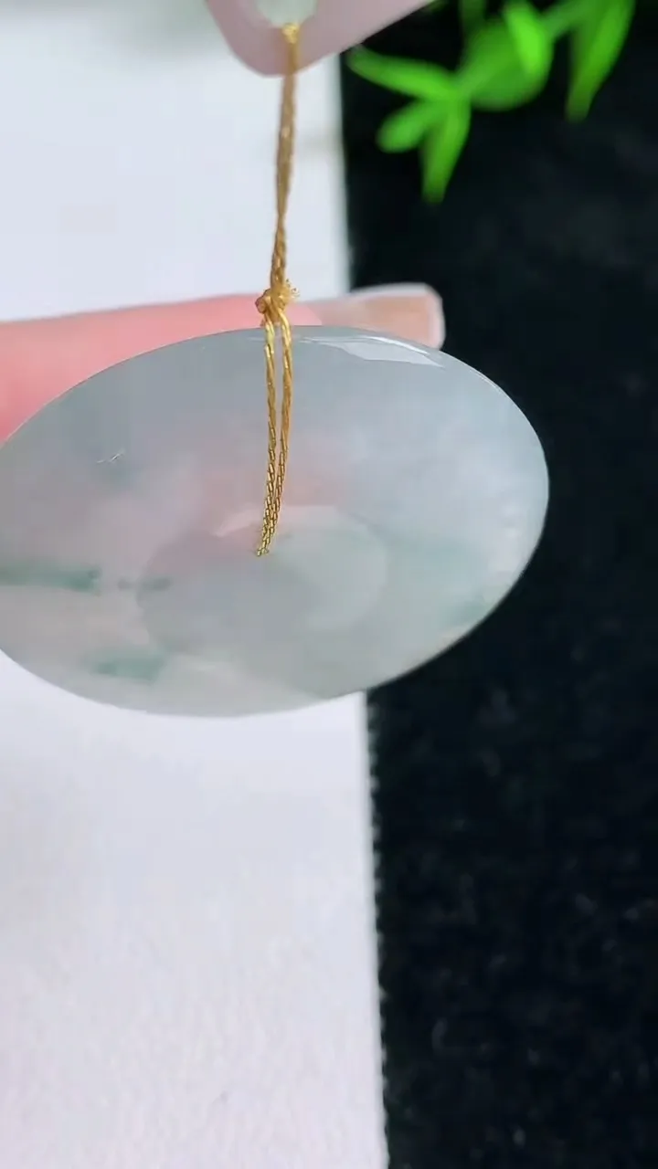 天然A货翡翠冰种飘花平安扣吊坠，尺寸31.4-5.2，重量:11.73g
1月31日