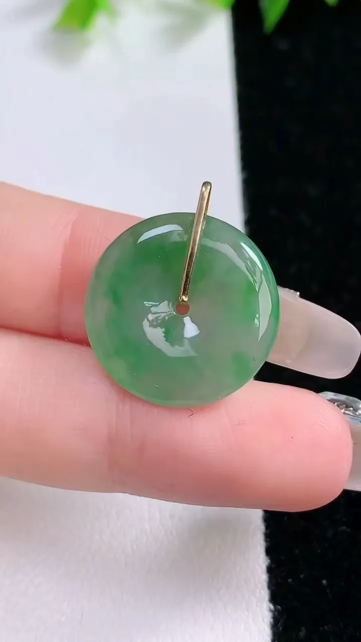 天然A货翡翠平安扣吊坠，尺寸19.5-3.2，重量:2.90g
1月31日