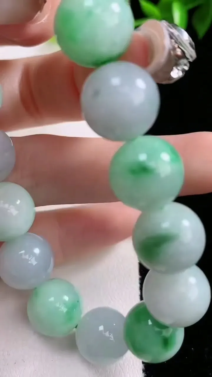 天然A货翡翠圆珠手串，尺寸12.2，重:52.40g1月31日
工厂直销收藏佳品,种好水足，色泽均匀，有种有色，上手高大气！