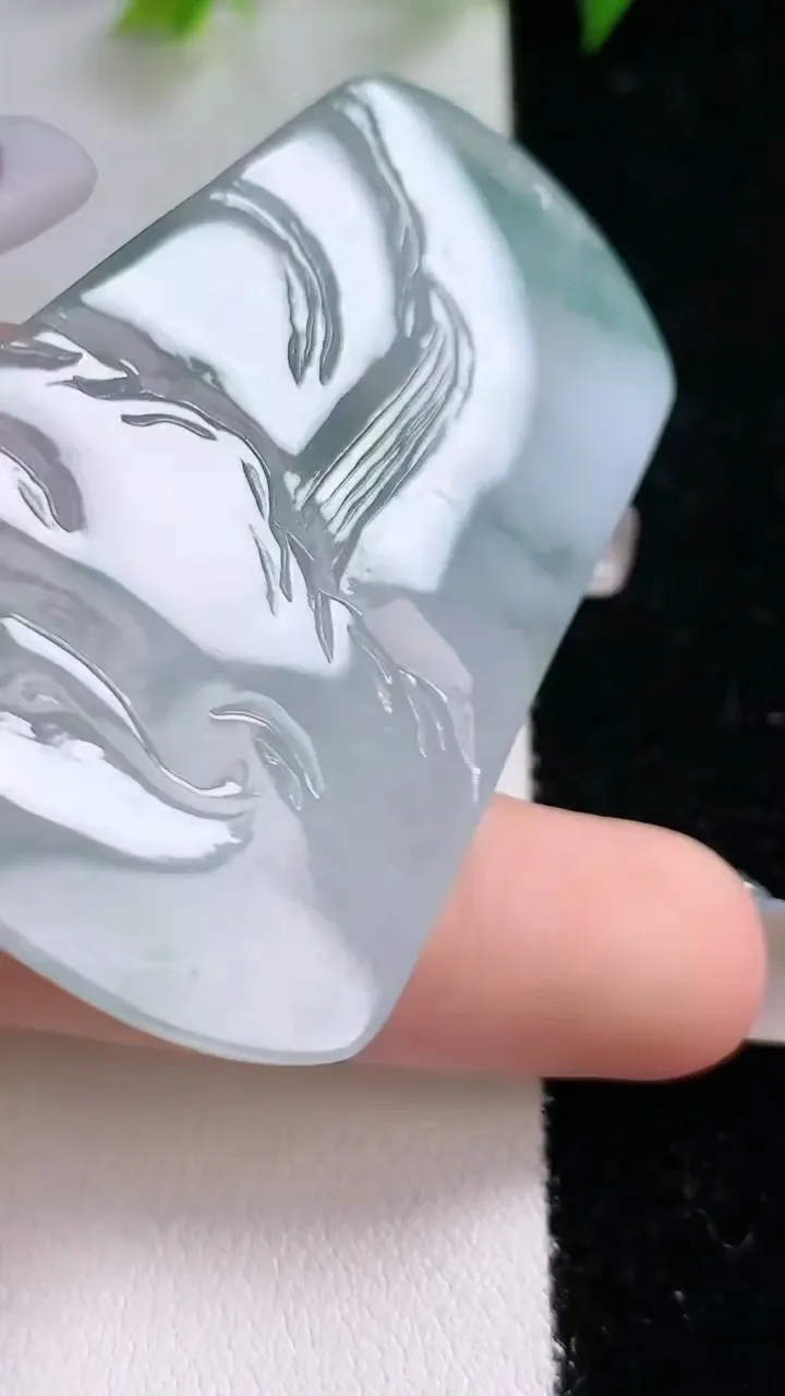 天然A货翡翠飘花梅花鹿吊坠，尺寸55-34.8-5.3，重:21.73g
1月31日