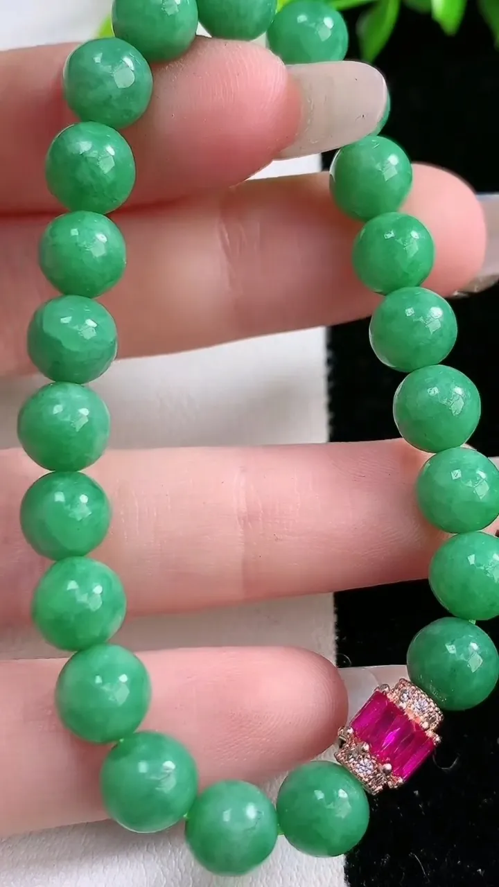 天然A货翡翠圆珠手串，尺寸7.5-22颗，重:16.68g1月31日
工厂直销收藏佳品,种好水足，色泽均匀，有种有色，上手高大气！