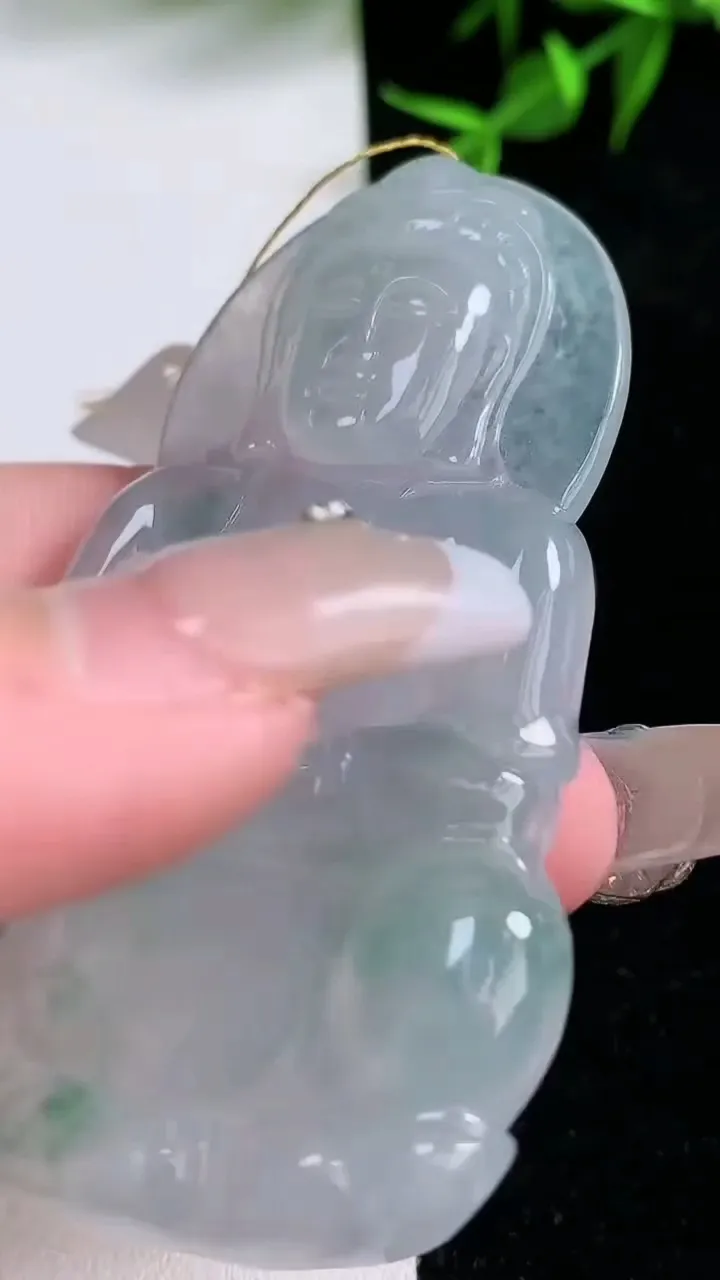 天然A货翡翠种飘花观音菩萨吊坠，尺寸67.2-41-5.3，重量:29.65g
1月31日